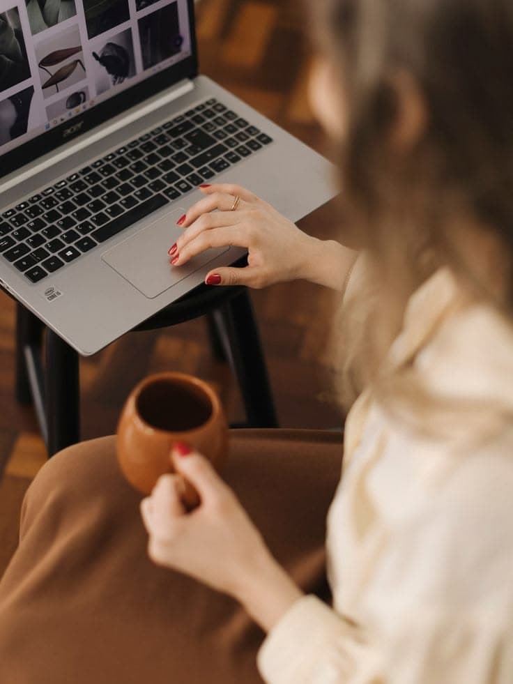 Persona trabajando con una taza de café